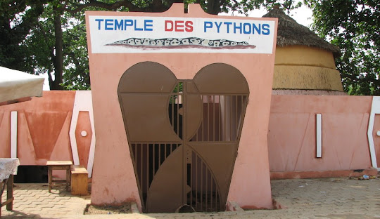  Ouidah est la capitale mondiale du vaudou et un haut lieu du tourisme mémoriel.