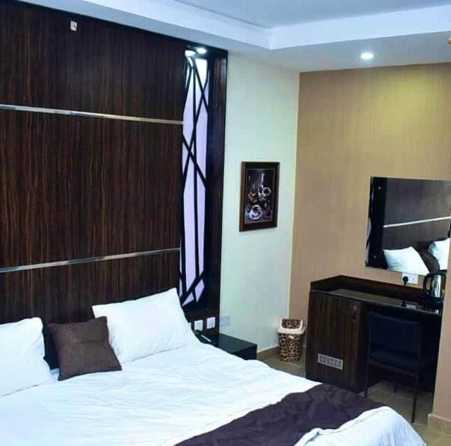 Victoria Inn Hotel & Suites 