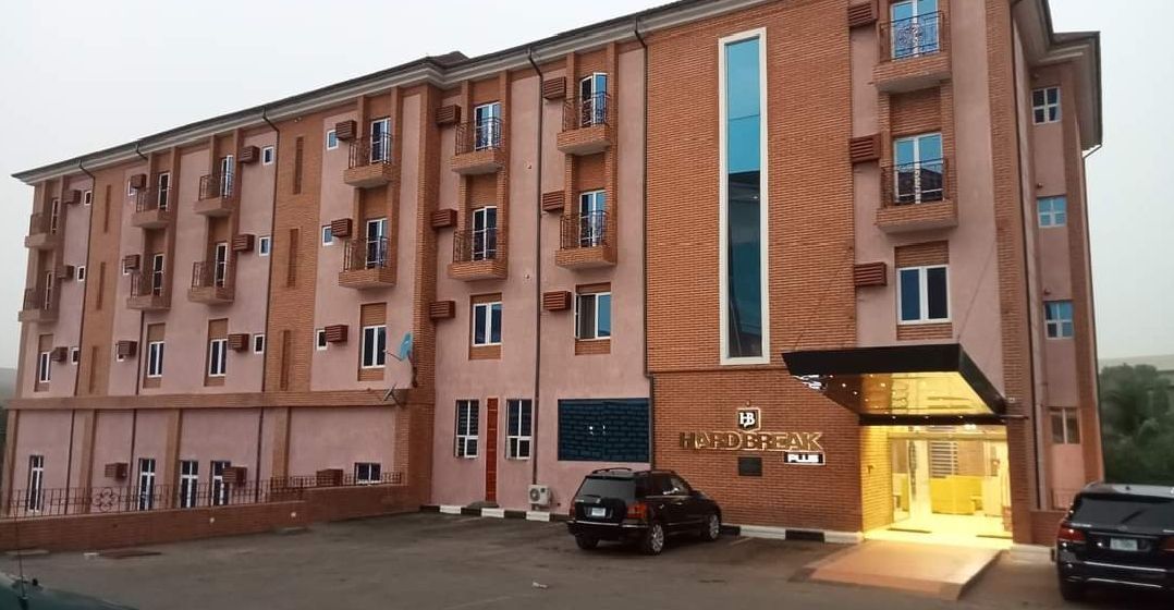Hard Break Hotel & Suites